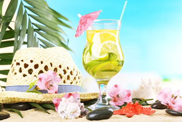 Refreshing cocktail on sand beach — Stock Photo, Image