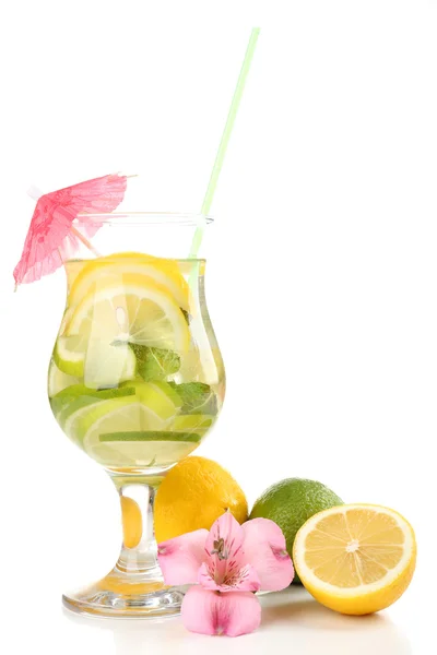 Uppfriskande cocktail isolerade på vit — Stockfoto