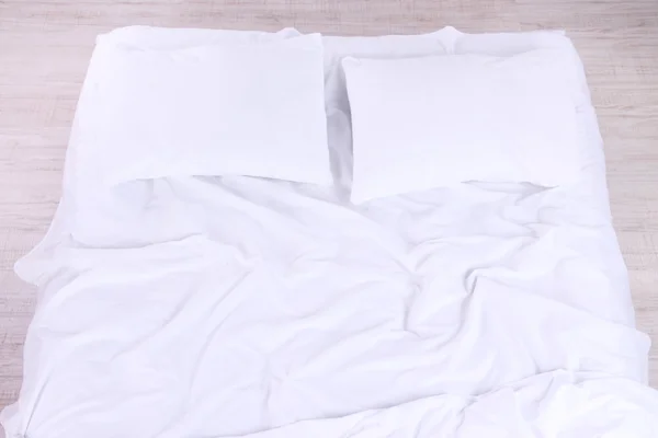 Niezasłane łóżka z bliska — Zdjęcie stockowe