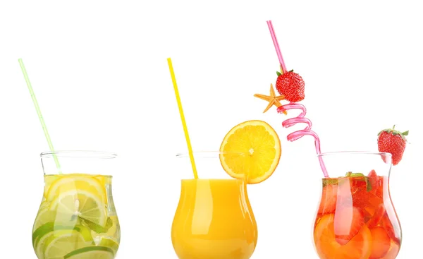 Cocktail rinfrescanti di frutta isolati su bianco — Foto Stock