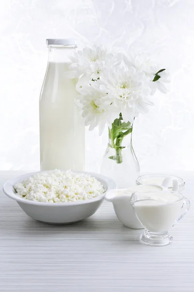 Productos lácteos sabrosos en mesa de madera —  Fotos de Stock