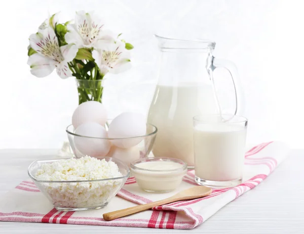 Produtos lácteos saborosos na mesa de madeira — Fotografia de Stock
