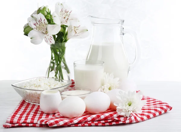 Produtos lácteos saborosos na mesa de madeira — Fotografia de Stock