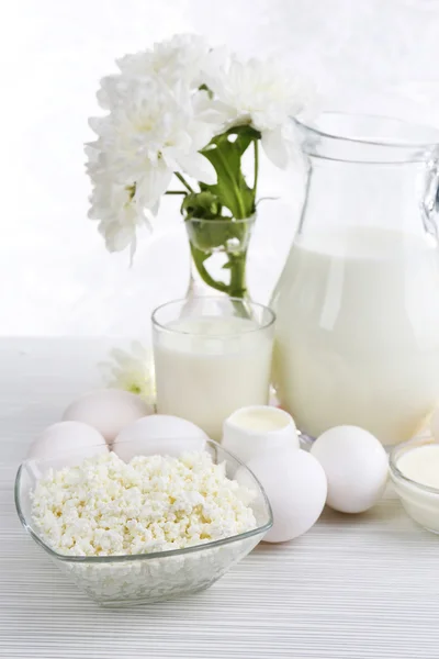 Productos lácteos sabrosos en la mesa, de cerca —  Fotos de Stock