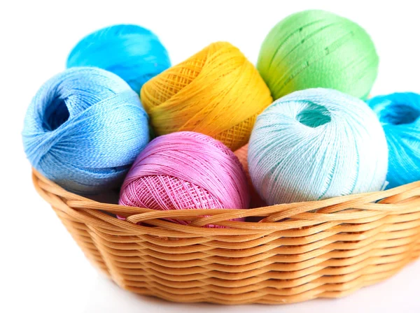 Bolas de hilo de colores para tejer en canasta de mimbre, aisladas en blanco —  Fotos de Stock