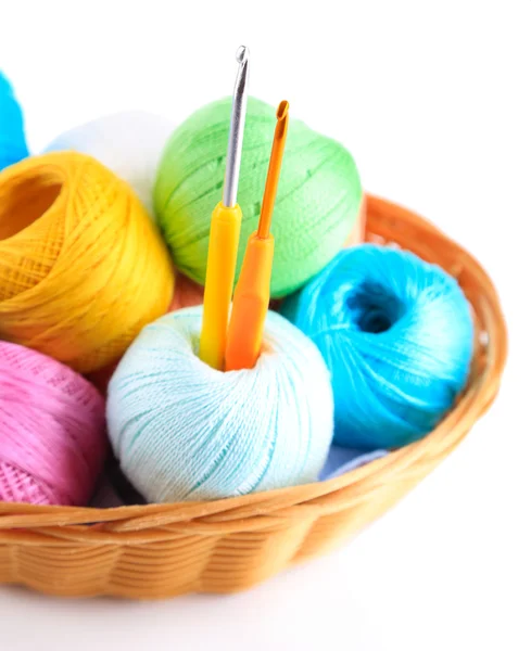 Fils colorés pour tricoter dans le panier en osier et crochet, isolé sur blanc — Photo