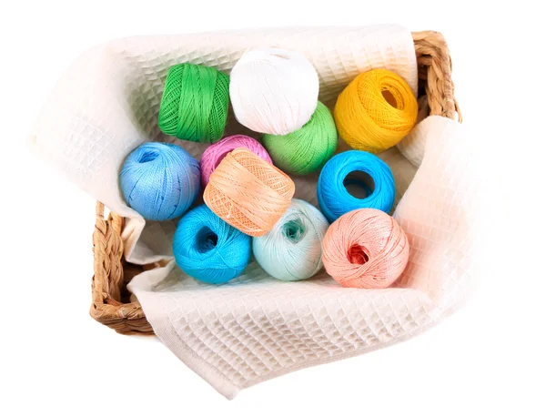 Kleurrijke garen ballen voor breien in rieten mand, geïsoleerd op wit — Stockfoto