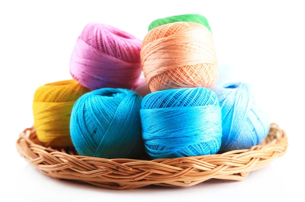 Boules de fils colorées pour tricoter sur tapis en osier, isolées sur blanc — Photo