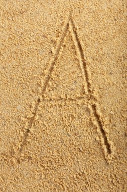 ıslak kum plajı üzerinde yazılan Alfabe harf