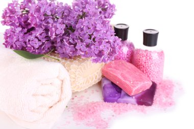 üzerinde beyaz izole spa tedavisi, havlu ve eflatun çiçekler ile kompozisyon