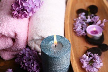 kaplıca tedavisi, ahşap kase su, havlu ve ahşap zemin üzerine Eflatun çiçekler ile kompozisyon