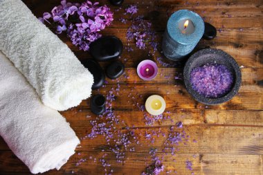 ahşap zemin üzerinde spa tedavisi, havlu ve eflatun çiçekler ile kompozisyon