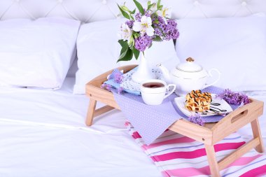 yatakta kahvaltı ve güzel buket ışık