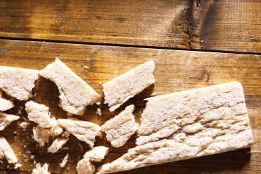 ahşap zemin üzerinde ezilmiş dietic çavdar ekmeği