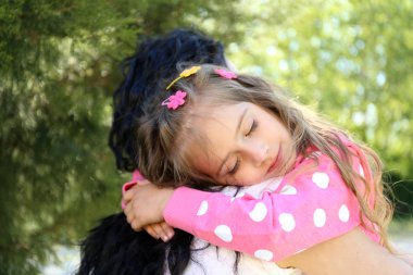 Щаслива мама і дочка. ходити в зеленому парку