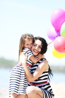 mutlu anne ve kızı sahilde