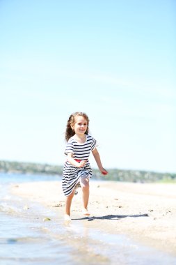 Sahilde güzel küçük bir kız