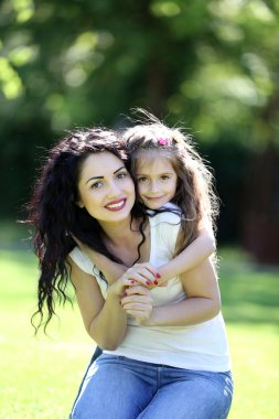 Щаслива мама і дочка. ходити в зеленому парку