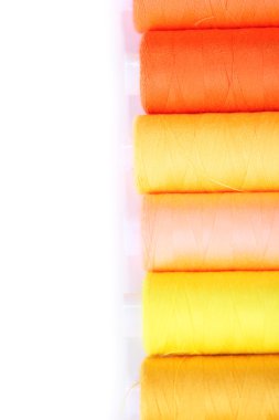 çok renkli dikiş iş parçacığı arka plan üzerinde beyaz izole