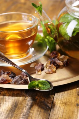 Taze nane çayı cam Kupası ve çaydanlık tepsi, ahşap arka plan üzerinde bileşimi