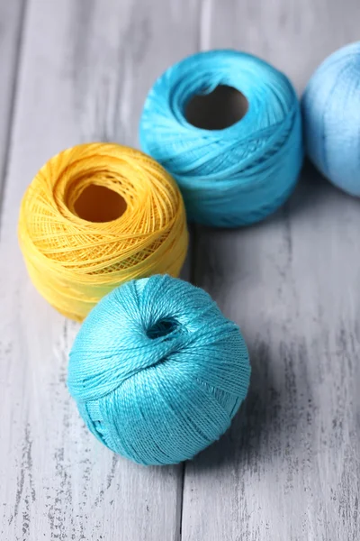 Pinceladas coloridas sobre fondo de madera — Foto de Stock