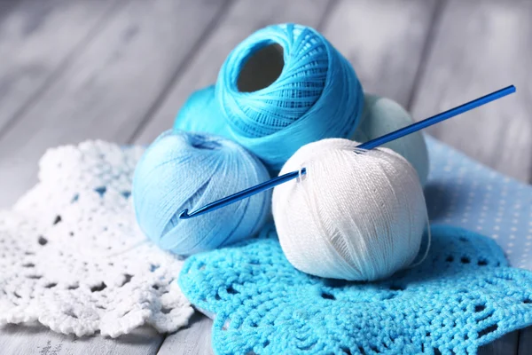 Bunte Klempner, Serviette und Häkelhaken auf Holzgrund — Stockfoto