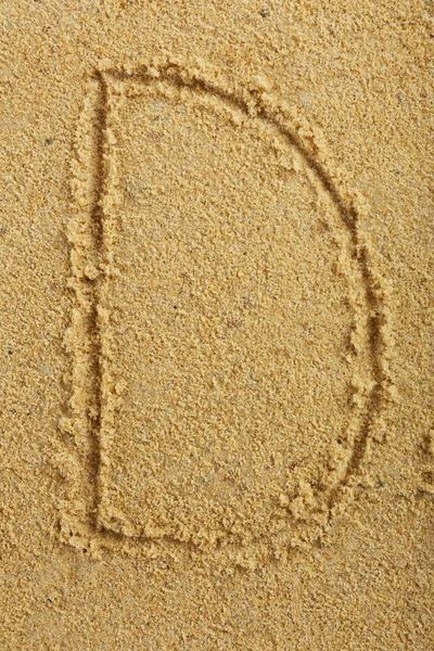 젖은 모래에 쓴 알파벳 편지 — 스톡 사진