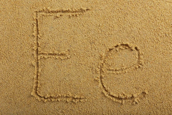 Alfabeto escrito na areia da praia molhada — Fotografia de Stock