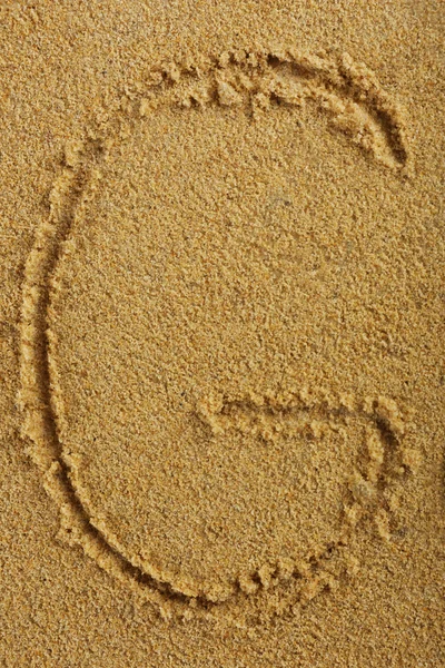 Alfabet brev skrivet på våta beach sand — Stockfoto