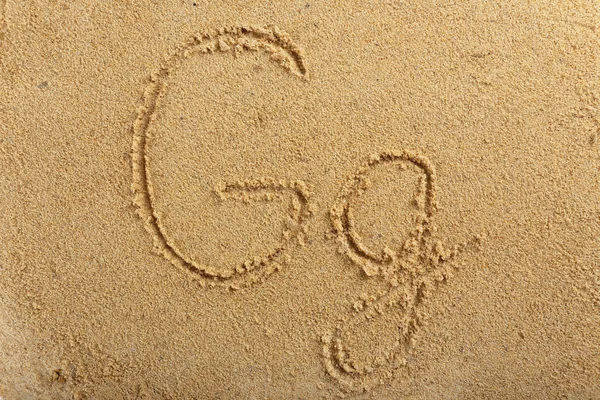 Buchstabe für Alphabet auf nassen Sand am Strand geschrieben — Stockfoto