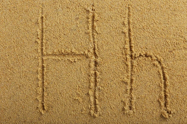 Islak kum plajı üzerinde yazılan Alfabe harf — Stok fotoğraf