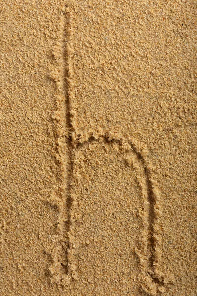 Alphabet letter written on wet beach sand — Stock Photo, Image