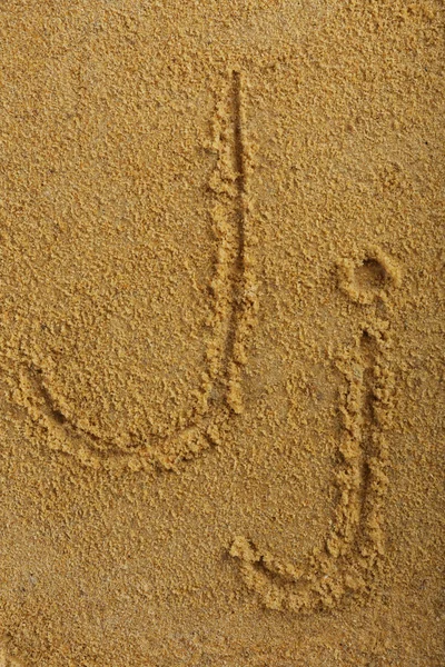 Buchstabe für Alphabet auf nassen Sand am Strand geschrieben — Stockfoto