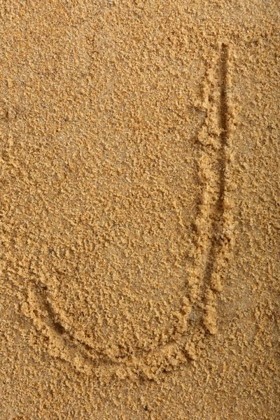 Lettre alphabet écrite sur sable de plage humide — Photo