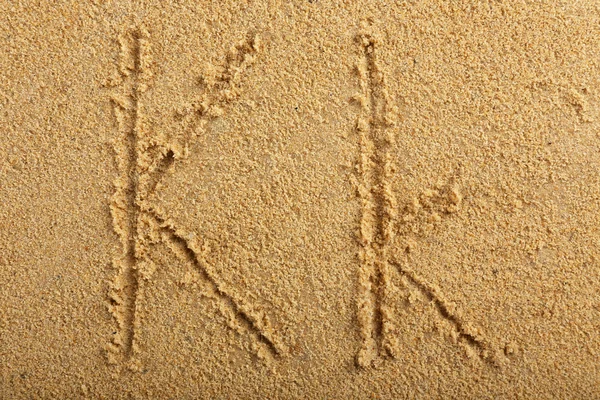 Alfabet list napisany na mokry piasek plaża — Zdjęcie stockowe