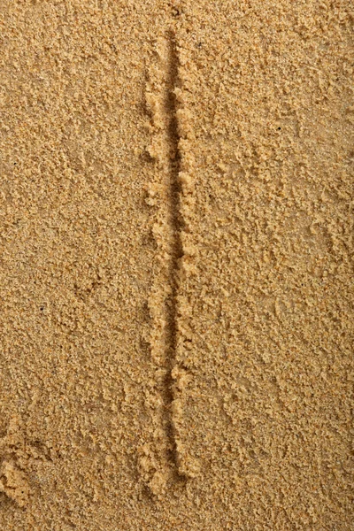 Γράμμα του αλφαβήτου γραμμένο σε υγρή άμμο στην παραλία — Φωτογραφία Αρχείου