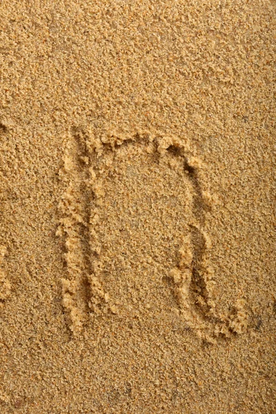 Buchstabe für Alphabet auf nassen Sand am Strand geschrieben — Stockfoto