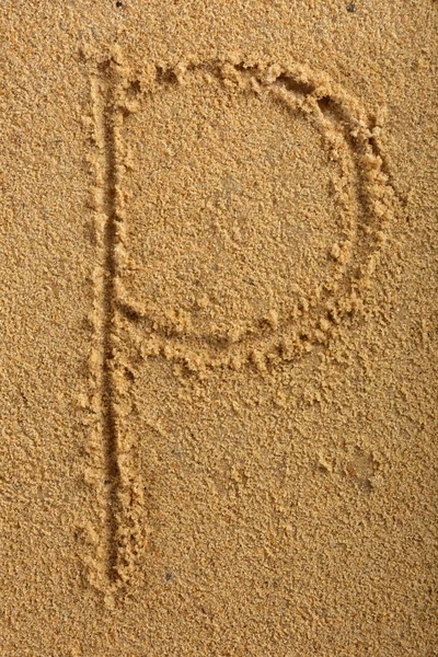 Lettre alphabet écrite sur sable de plage humide — Photo