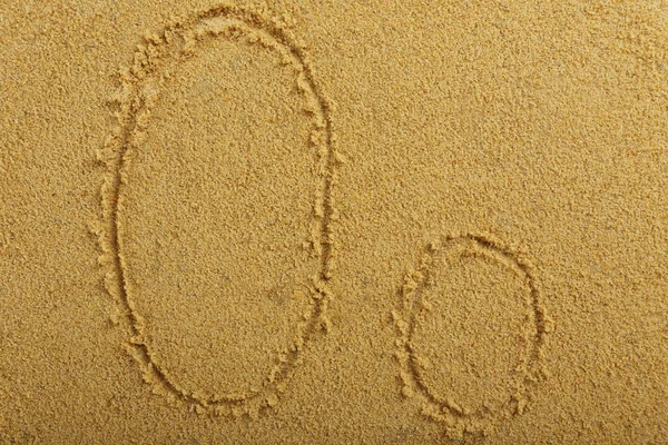 Buchstabe für Alphabet auf nassen Sand am Strand geschrieben — Stockfoto