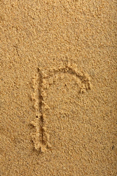 Buchstabe für Alphabet auf nassen Sand am Strand geschrieben — Stockfoto