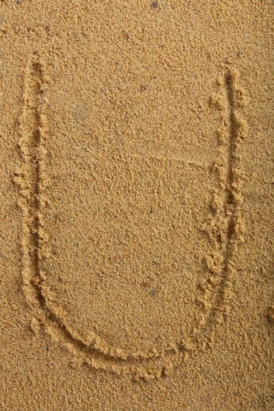 Buchstabe für Alphabet auf nassen Sand am Strand geschrieben — Stockfoto