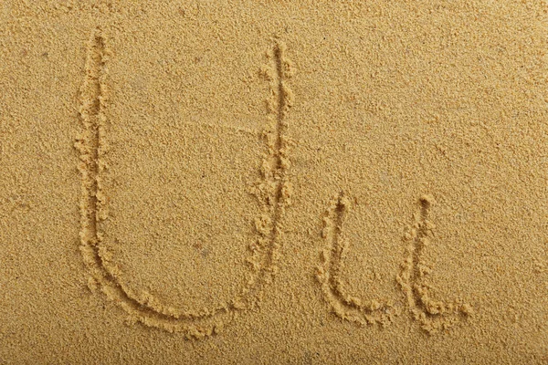 Islak kum plajı üzerinde yazılan Alfabe harf — Stok fotoğraf