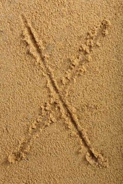 Surat alfabet yang ditulis di pasir pantai basah — Stok Foto