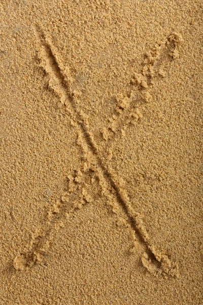 Alfabet brev skrivet på våta beach sand — Stockfoto