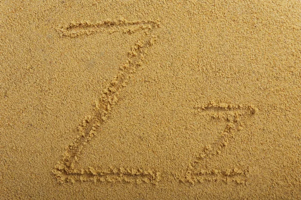 Buchstabe für Alphabet auf nassen Sand am Strand geschrieben — Stockfoto