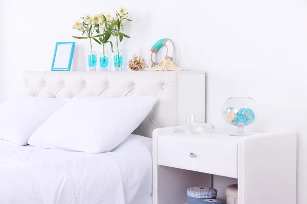 Bequemes weiches Bett im Zimmer — Stockfoto