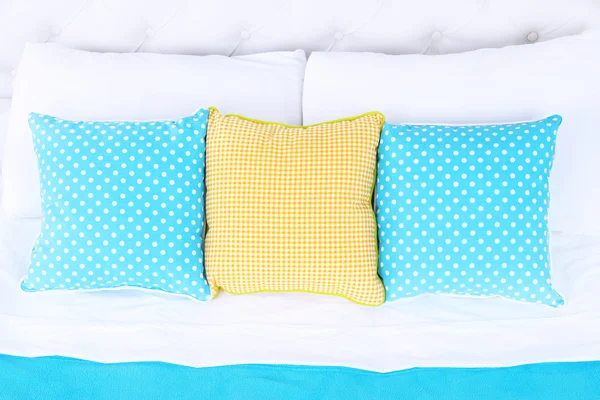 Comfortabele zachte bed met kussens — Stockfoto