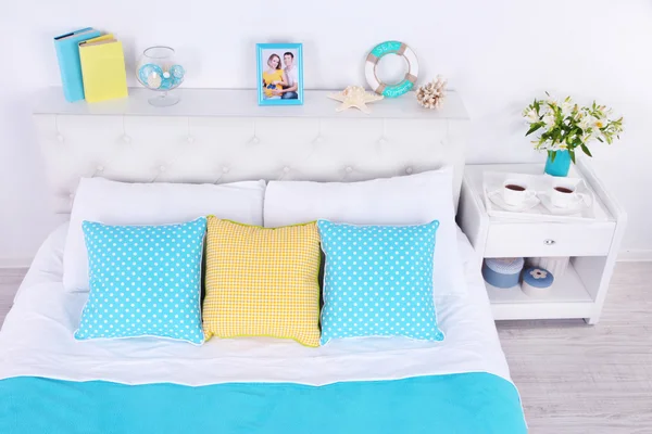 Bequemes weiches Bett im Zimmer — Stockfoto