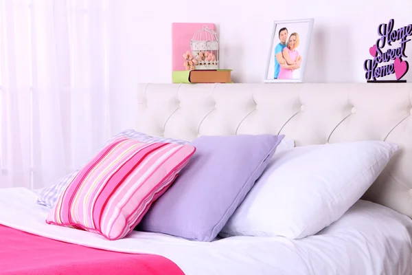 Cómoda cama blanda en la habitación — Foto de Stock