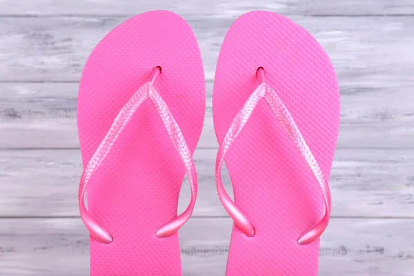 Helle Flip-Flops auf Holzgrund — Stockfoto